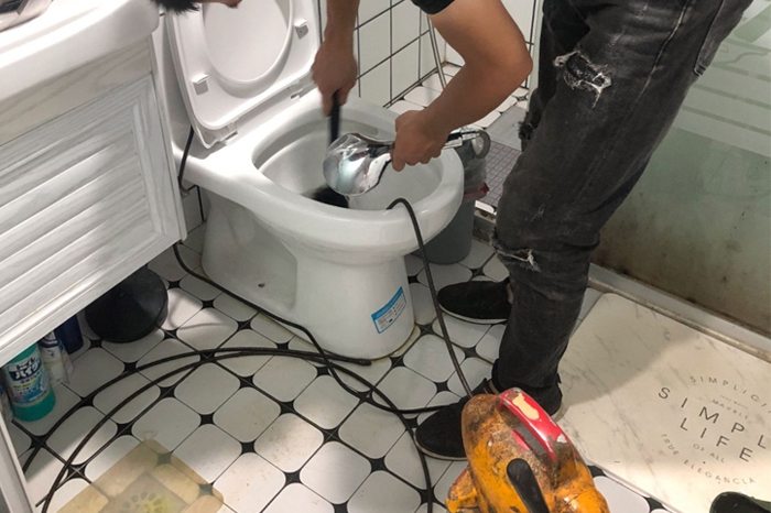 大姚马桶堵塞自己疏通还是找师傅？专业上门服务让你省时更省心