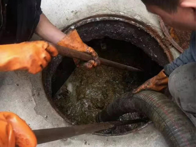 大姚清理化粪池时如何避免沼气的危害？